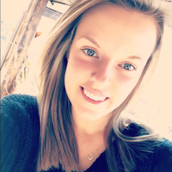 Profile Picture of Joni Perrine (@joni_perrine) on Poshmark