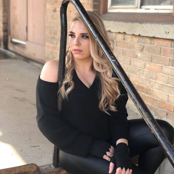 Profile Picture of Sara Croy (@sara_croy) on Poshmark