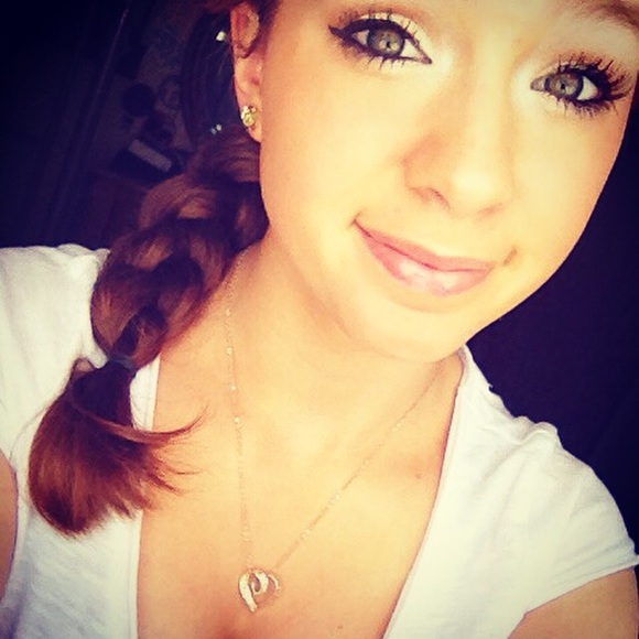 Profile Picture of Olivia Landers (@livey97) on Poshmark