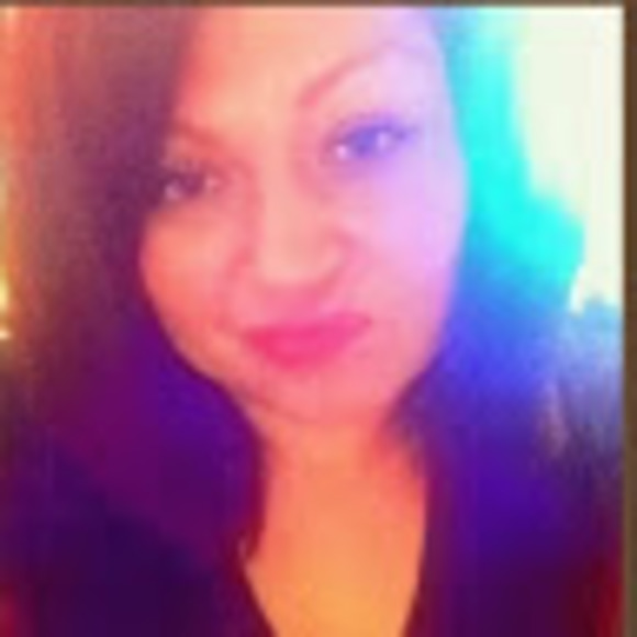 Profile Picture of Nichole Calsadillas (@nikkinadeane) on Poshmark