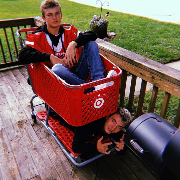 Profile Picture of Owen Mieska (@owenmieska) on Poshmark