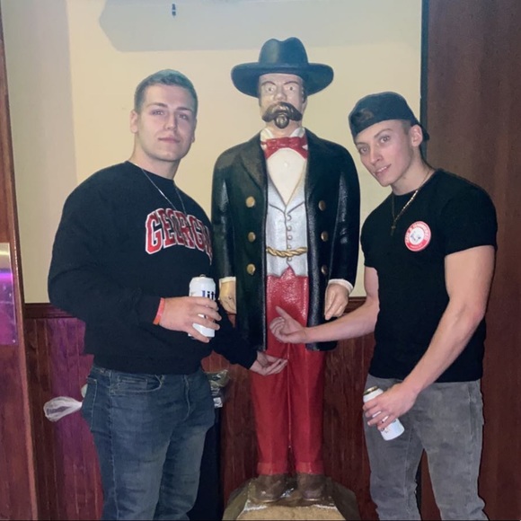 Profile Picture of Aaron Mollett (@aaronmollett) on Poshmark