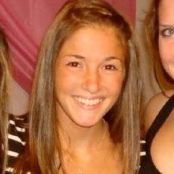 Profile Picture of Lara Bennett (@larab11) on Poshmark