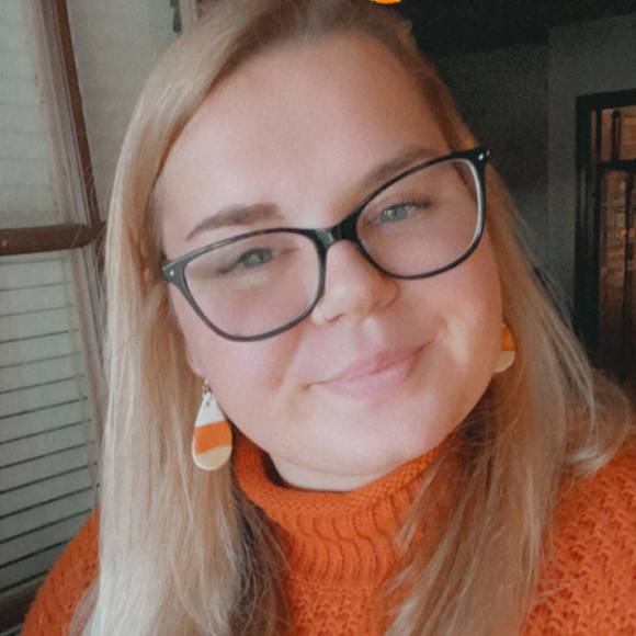Profile Picture of Leanna Gibbs (@leannagibbs) on Poshmark