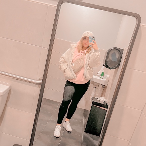 Profile Picture of Courtney Carben (@courtneycar) on Poshmark