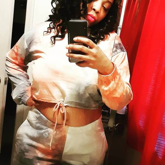 Profile Picture of Sharika Moore (@sharikam1) on Poshmark