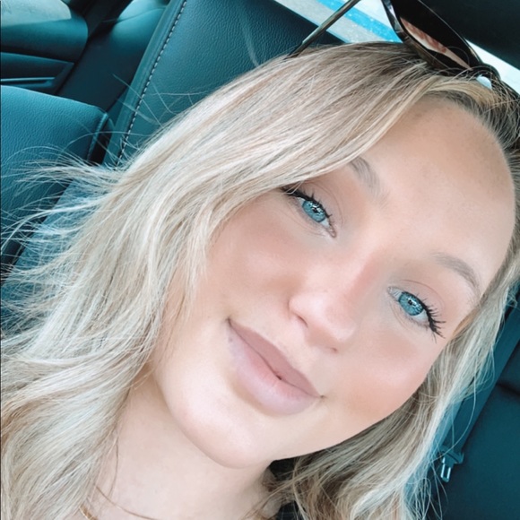 Profile Picture of Ashlyn Maney (@ashlyn_maney) on Poshmark