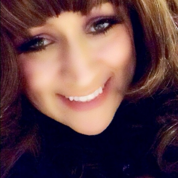 Profile Picture of Julissa Robles (@julissanegrete) on Poshmark