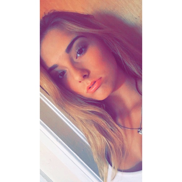 Profile Picture of Mckenna Niedhammer (@kennaboo1) on Poshmark