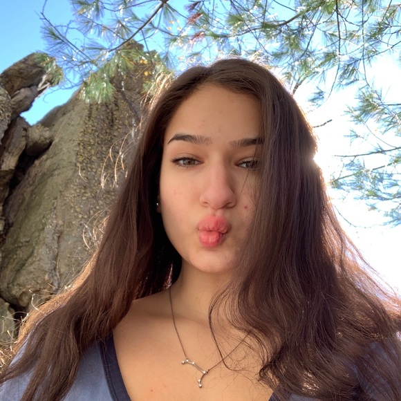 Profile Picture of Hana Omar (@hanao) on Poshmark