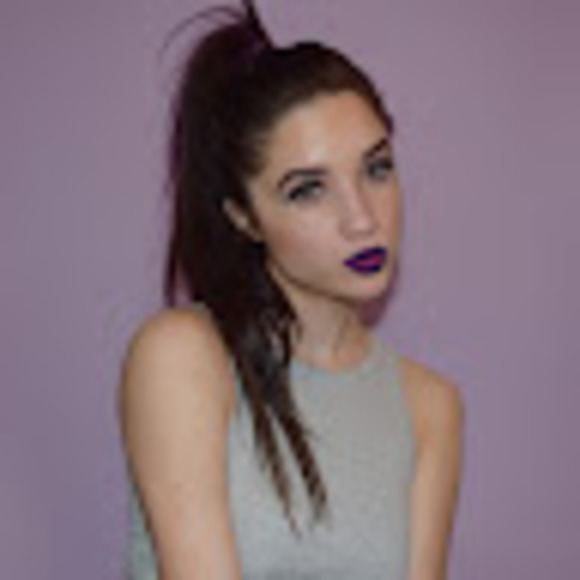 Profile Picture of Abbey Larson (@abb256) on Poshmark