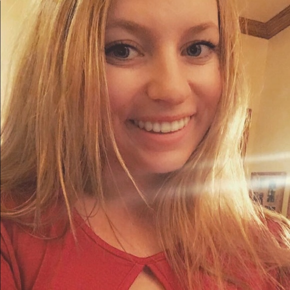 Profile Picture of Alex Keller (@allea5) on Poshmark