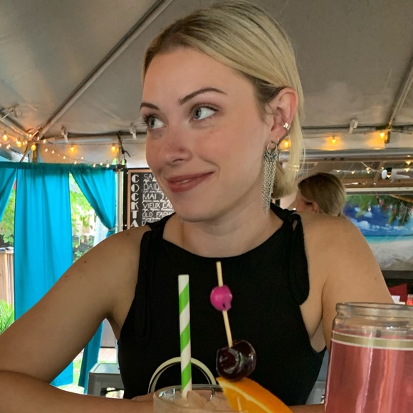 Profile Picture of Emily Wrynn (@emilywrynn) on Poshmark