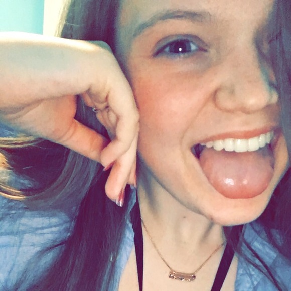 Profile Picture of Olivia Lowery (@oliviacorinne_) on Poshmark