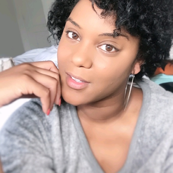 Profile Picture of Danielle Walton (@danyellewalton) on Poshmark