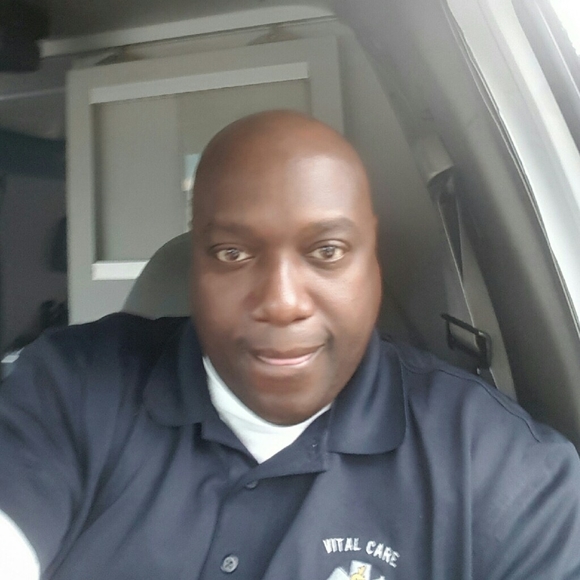 Profile Picture of Jeffrey Pointer (@jeffreyhpointer) on Poshmark