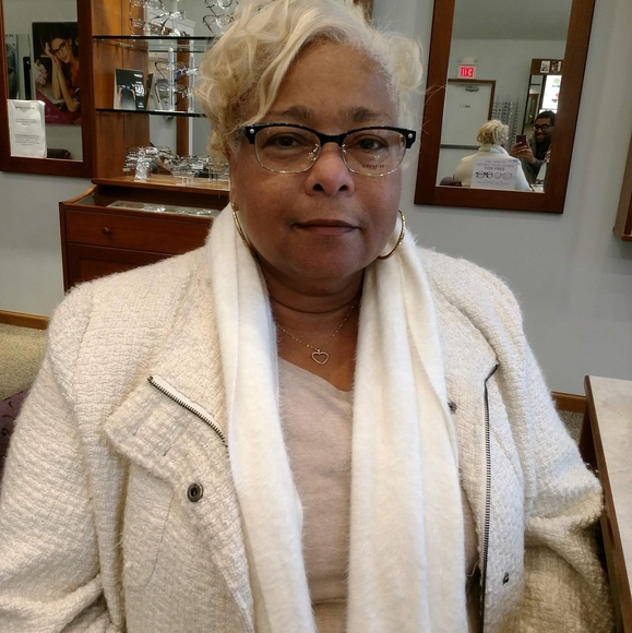 Profile Picture of Vivian Singleton (@vivivis1) on Poshmark