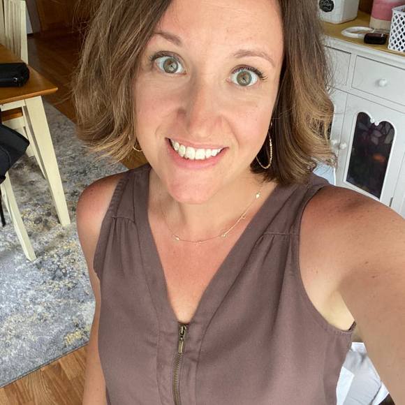 Profile Picture of Lindsay Vandevelde (@lvandevelde) on Poshmark