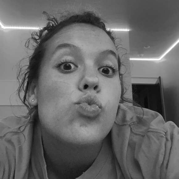 Profile Picture of Hailey Drath (@hdrath6) on Poshmark