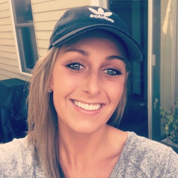 Profile Picture of Carly Levandoski (@carlevan) on Poshmark