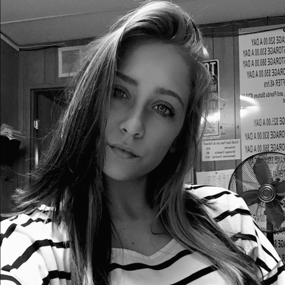 Profile Picture of Brooke Feightner (@brooketf97) on Poshmark