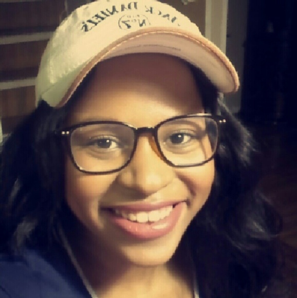 Profile Picture of Adrianna Collier (@annalizzle_x) on Poshmark