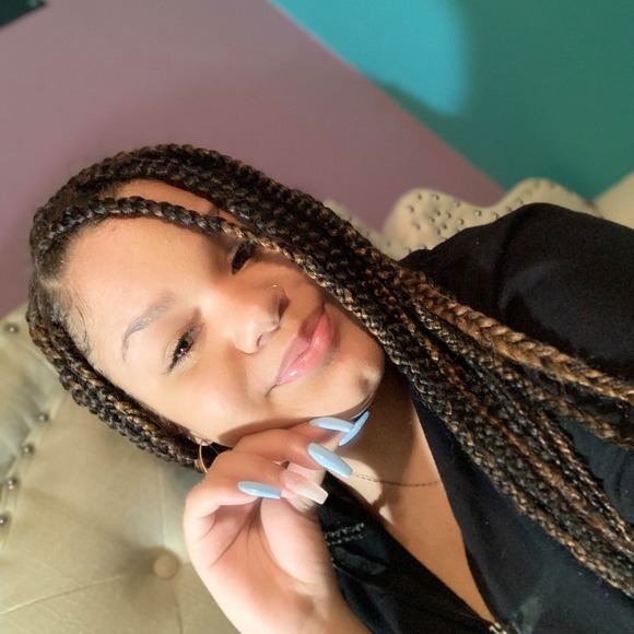 Profile Picture of Anjaleah Moore (@anjaleahmoore) on Poshmark