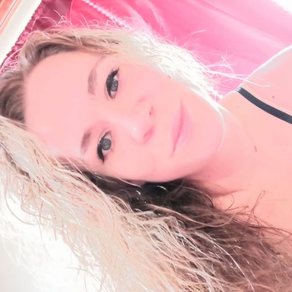 Profile Picture of Amanda Kamerer (@amandakamerer) on Poshmark