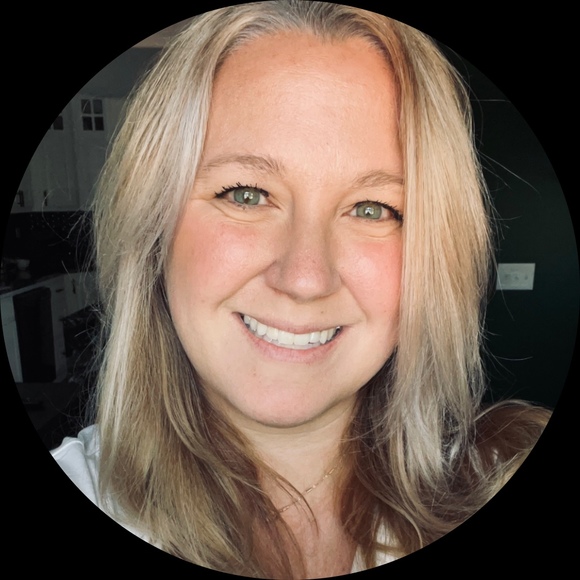 Profile Picture of Lindsey Renfroe (@linz4182) on Poshmark
