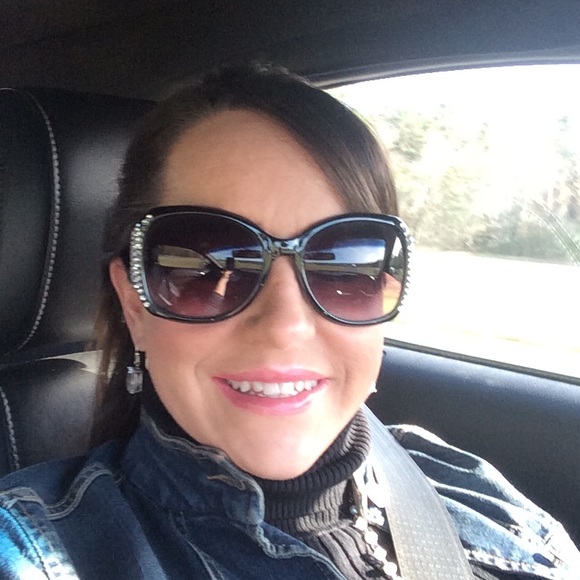 Profile Picture of Amber Savell (@savell26) on Poshmark
