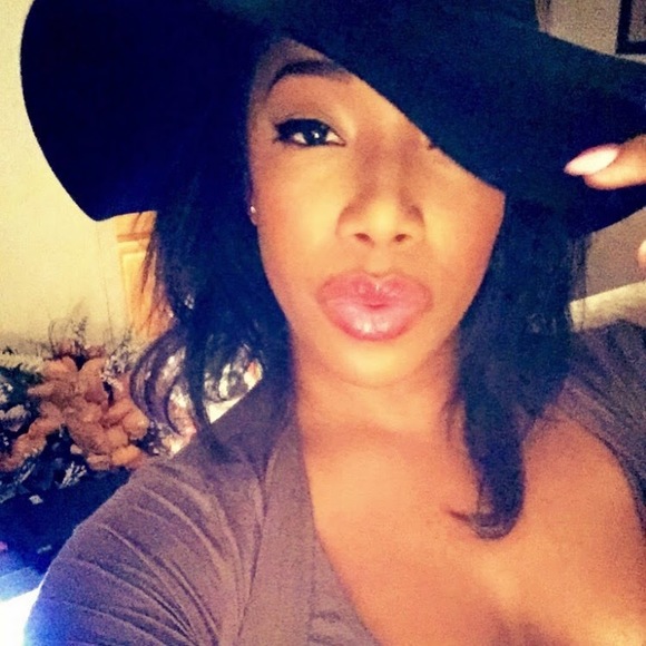 Profile Picture of Shayna Warren freeman (@shashalooks) on Poshmark