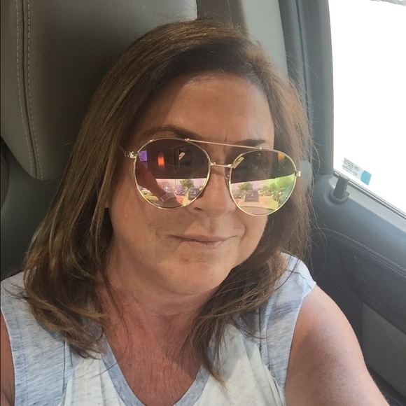 Profile Picture of Pamela Dixon (@psdixon) on Poshmark