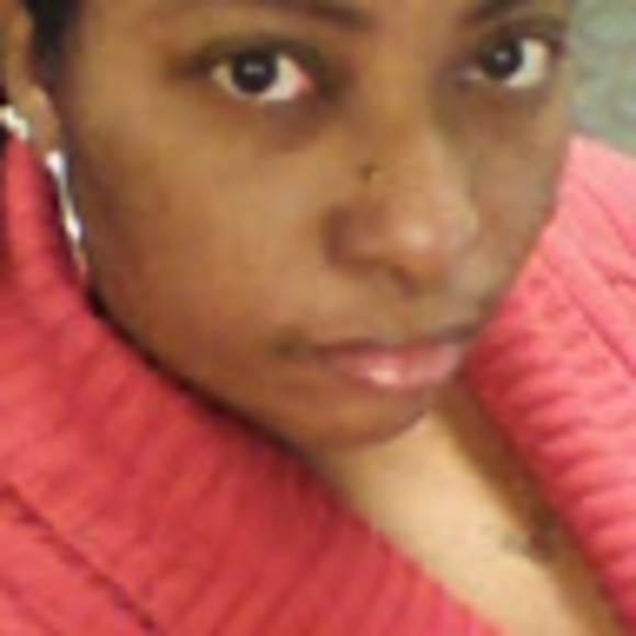 Profile Picture of Victoria Bowen (@vickybowen2000) on Poshmark