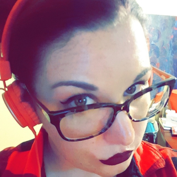 Profile Picture of Danielle Kimball (@danicooms) on Poshmark