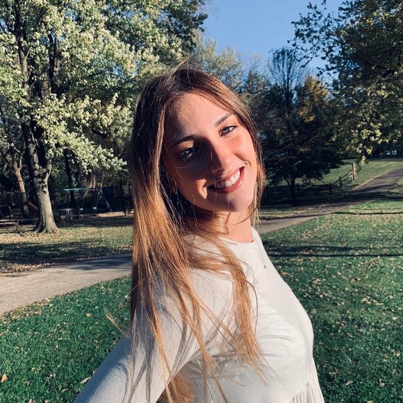Profile Picture of Anna Bendixen (@abendixen) on Poshmark