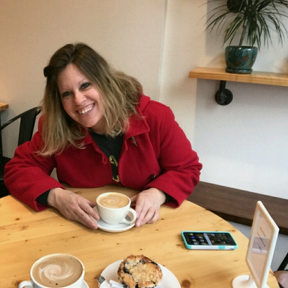 Profile Picture of Tracy Laage (@tracyannlaage) on Poshmark