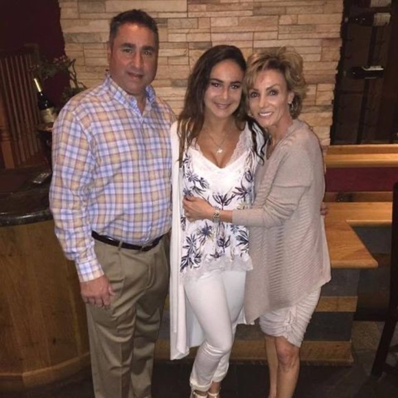 Profile Picture of Gianna Zecchino (@giannazecchino) on Poshmark