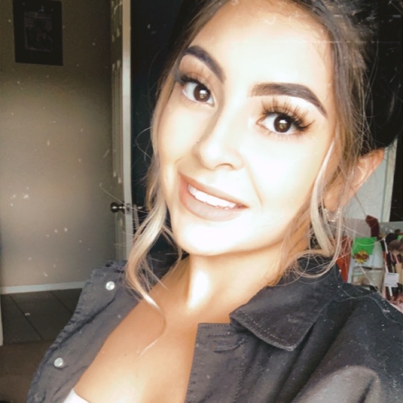 Profile Picture of Giselle Mata (@giselle_mata) on Poshmark