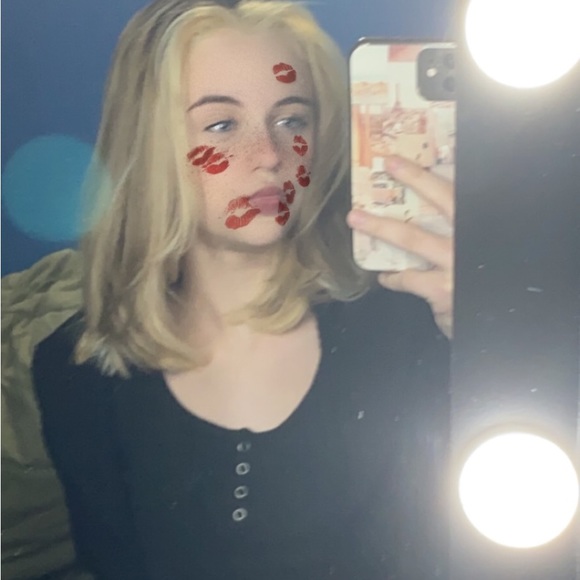 Profile Picture of Clare Ellis (@clare140o) on Poshmark