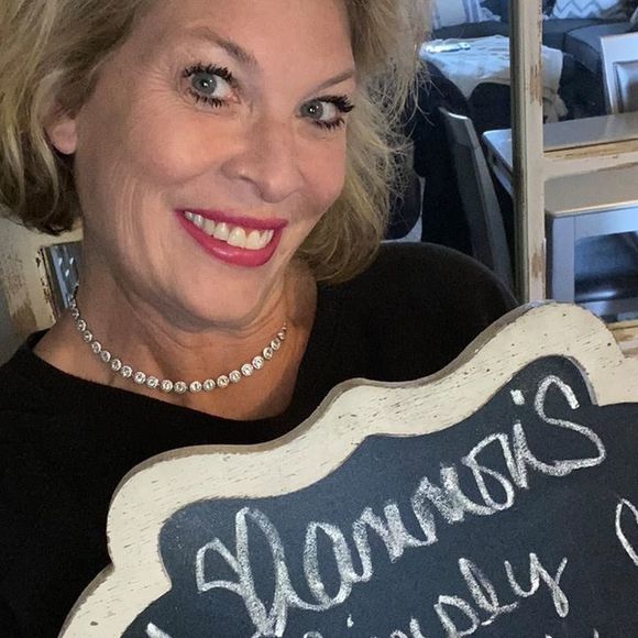 Profile Picture of Shannon Deluna (@shannondeluna) on Poshmark