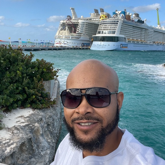 Profile Picture of Antonio Mcquarters (@antoniomcquarte) on Poshmark