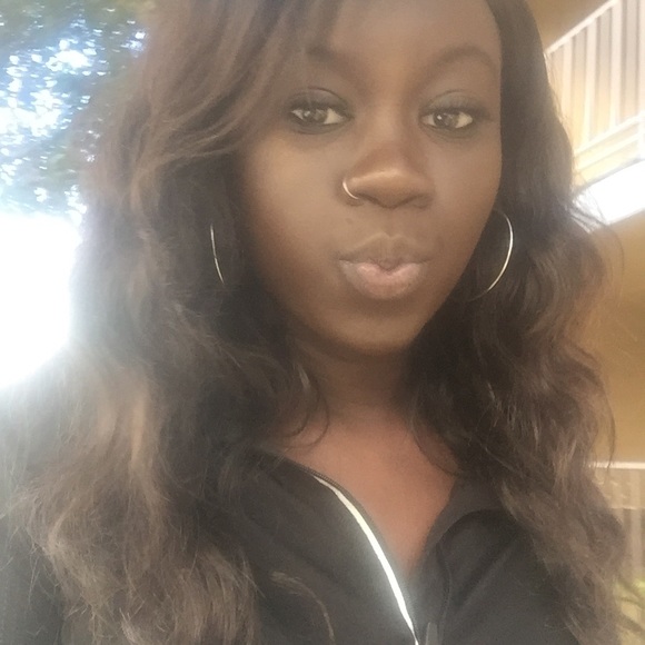 Profile Picture of Emma Alier (@emmaalier) on Poshmark