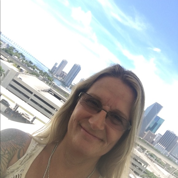 Profile Picture of Bonnie Lakics (@bonnsue) on Poshmark