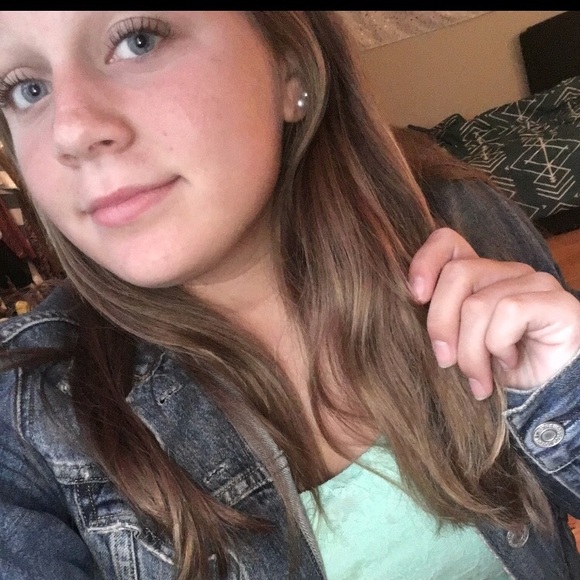 Profile Picture of Brianna Falk (@burbri123) on Poshmark
