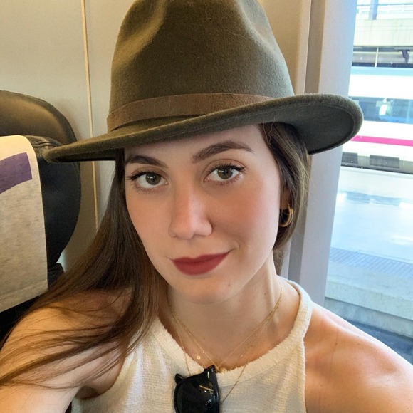 Profile Picture of Joan Lattanzio (@joy_lattanzio26) on Poshmark