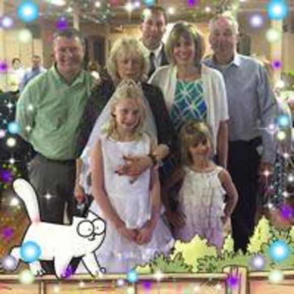 Profile Picture of Debbie Elovirta (@debesellshomes) on Poshmark