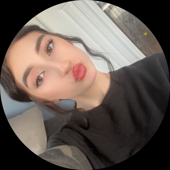 Profile Picture of Sienna Letkiewicz (@sletkiewicz) on Poshmark