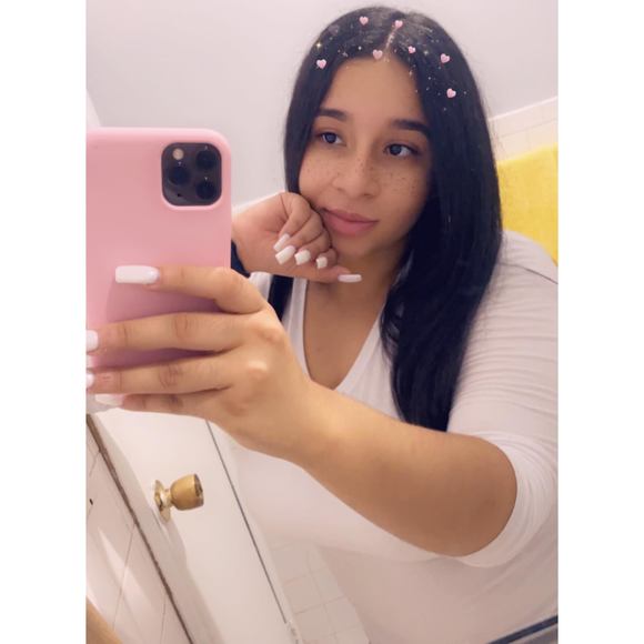 Profile Picture of Yenifer Andrickson (@yandrickson) on Poshmark