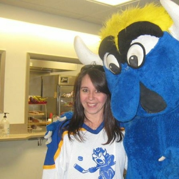 Profile Picture of Lisa Ballestero (@lisanmanny) on Poshmark