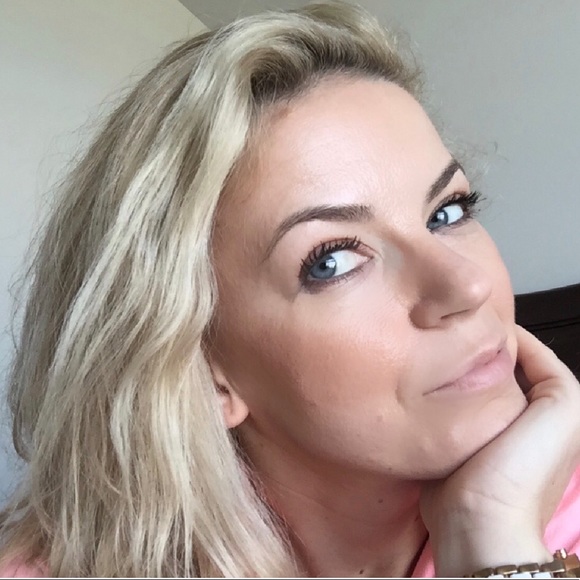 Profile Picture of Anna Antonik (@anamatias) on Poshmark